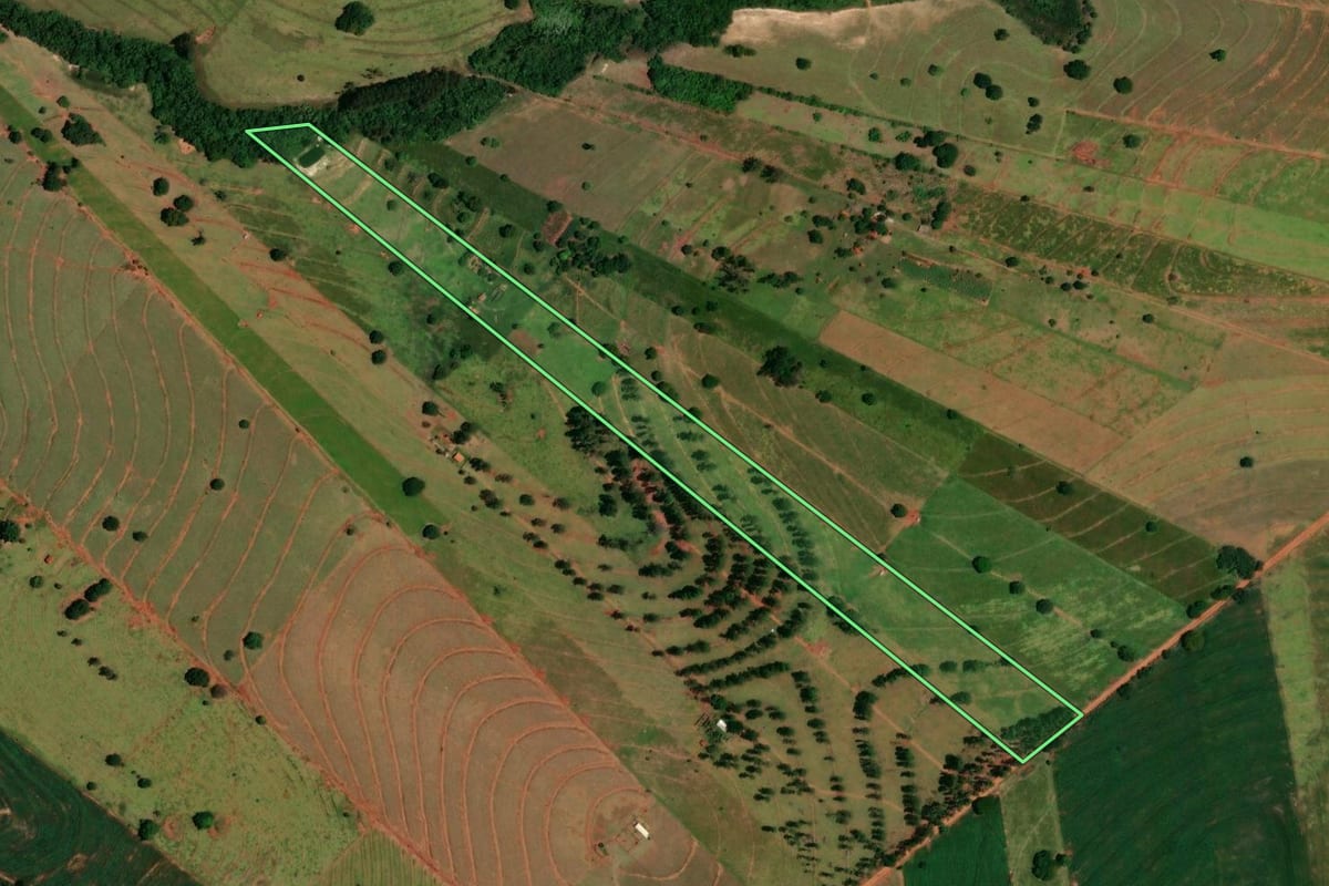 Imagem de satélite do imóvel rural em Tapira (PR), com o contorno declarado no CAR desenhado por cima.