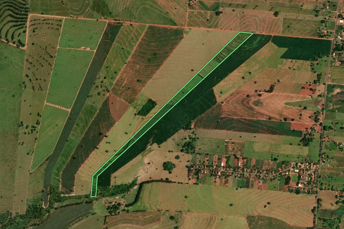 Imagem de satélite do imóvel rural em Tapira (PR), com o contorno declarado no CAR desenhado por cima.