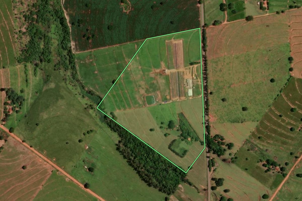 Imagem de satélite do imóvel rural em Tapira (PR), com o contorno declarado no CAR desenhado por cima.