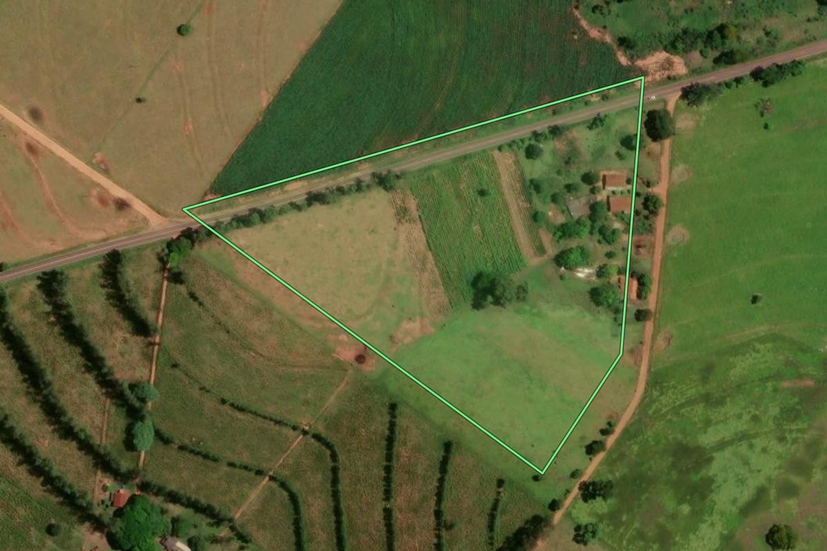 Imagem de satélite do imóvel rural em Tapira (PR), com o contorno declarado no CAR desenhado por cima.