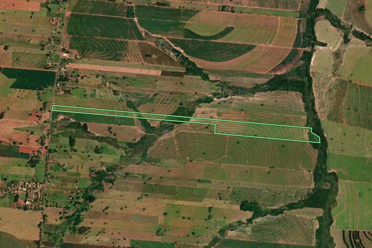 Imagem de satélite do imóvel rural em Tapira (PR), com o contorno declarado no CAR desenhado por cima.