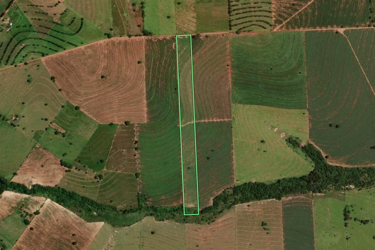 Imagem de satélite do imóvel rural em Tapira (PR), com o contorno declarado no CAR desenhado por cima.