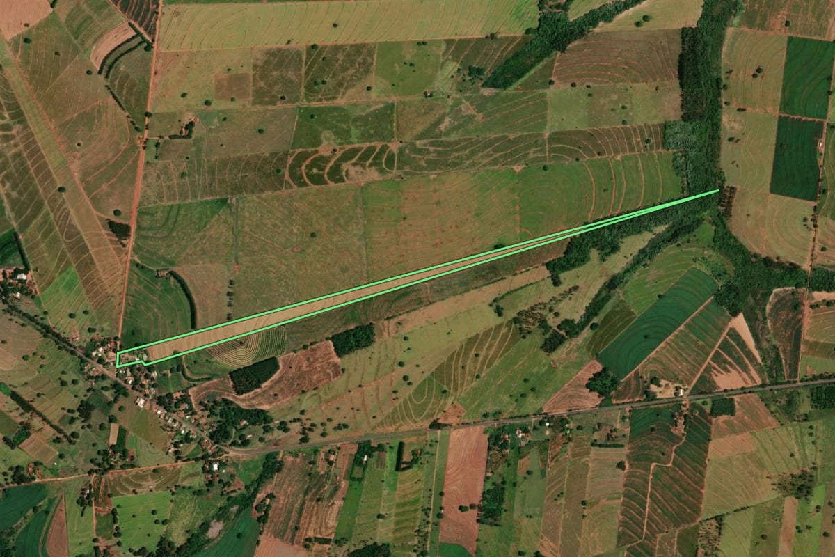 Imagem de satélite do imóvel rural em Tapira (PR), com o contorno declarado no CAR desenhado por cima.