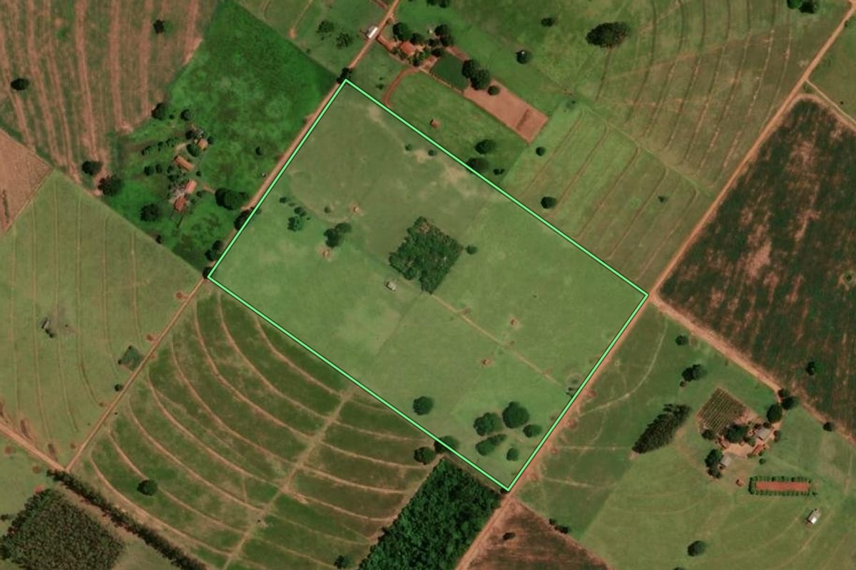 Imagem de satélite do imóvel rural em Tapira (PR), com o contorno declarado no CAR desenhado por cima.