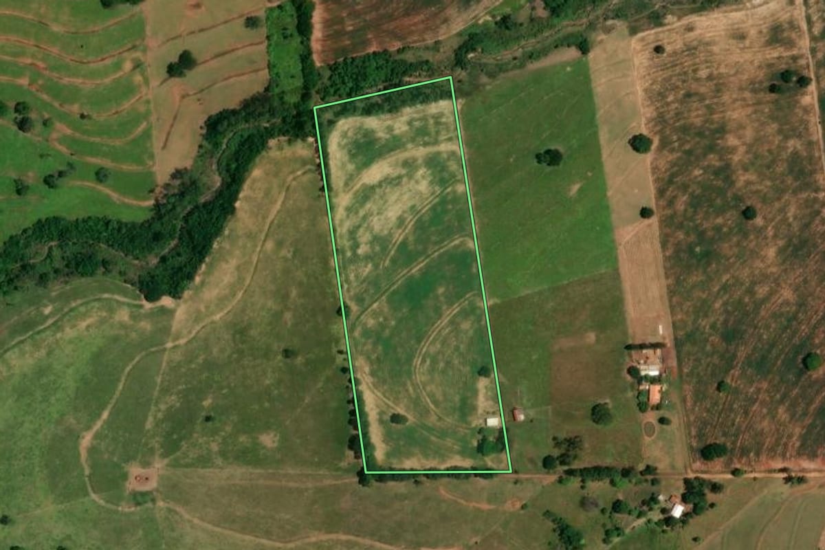 Imagem de satélite do imóvel rural em Tapira (PR), com o contorno declarado no CAR desenhado por cima.