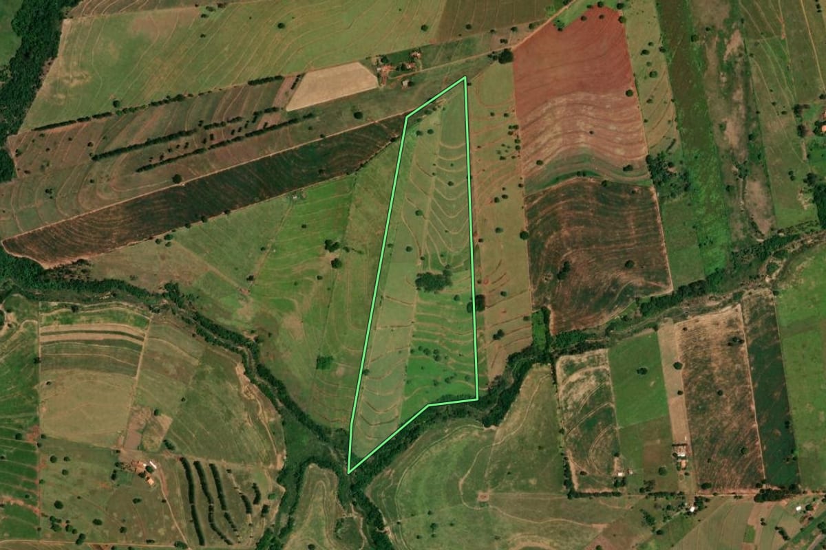 Imagem de satélite do imóvel rural em Tapira (PR), com o contorno declarado no CAR desenhado por cima.