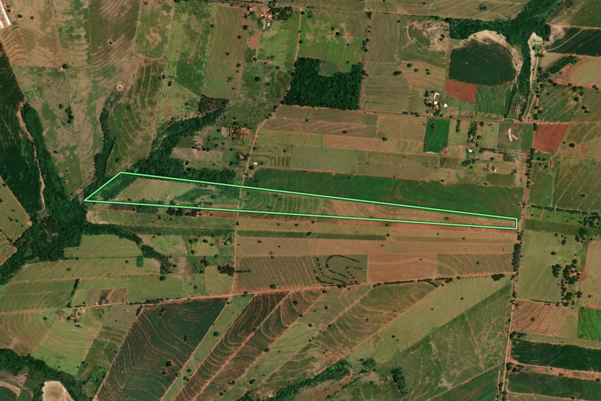 Imagem de satélite do imóvel rural em Tapira (PR), com o contorno declarado no CAR desenhado por cima.