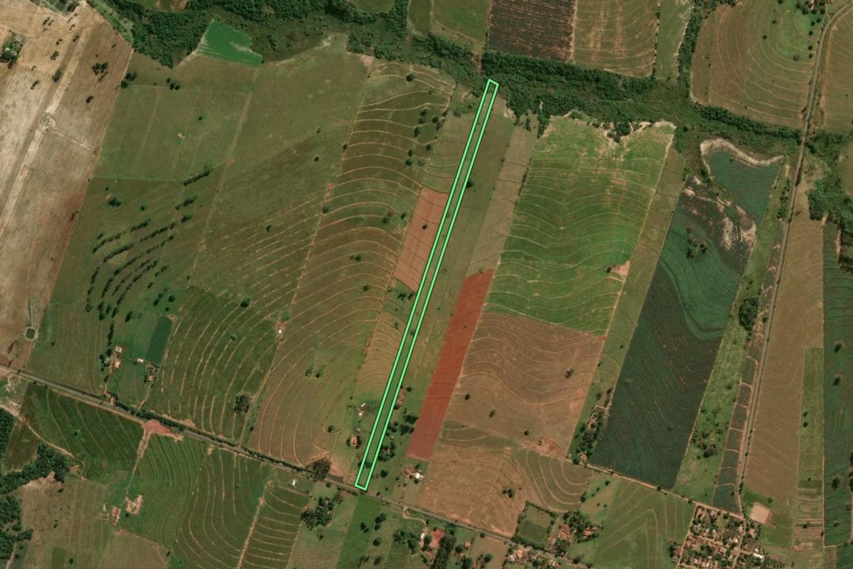Imagem de satélite do imóvel rural em Tapira (PR), com o contorno declarado no CAR desenhado por cima.