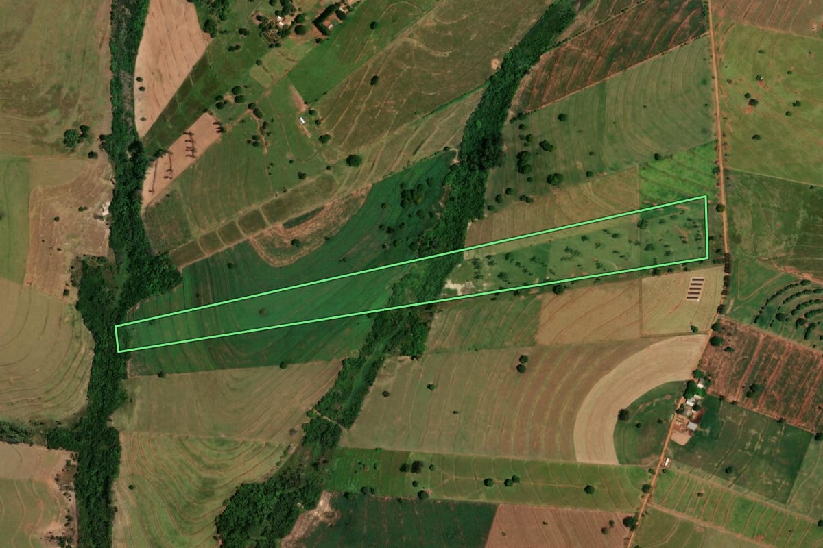 Imagem de satélite do imóvel rural em Tapira (PR), com o contorno declarado no CAR desenhado por cima.
