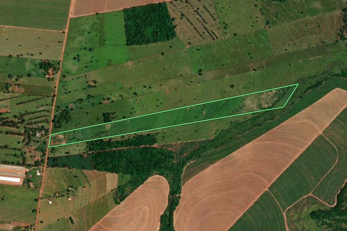 Imagem de satélite do imóvel rural em Tapira (PR), com o contorno declarado no CAR desenhado por cima.