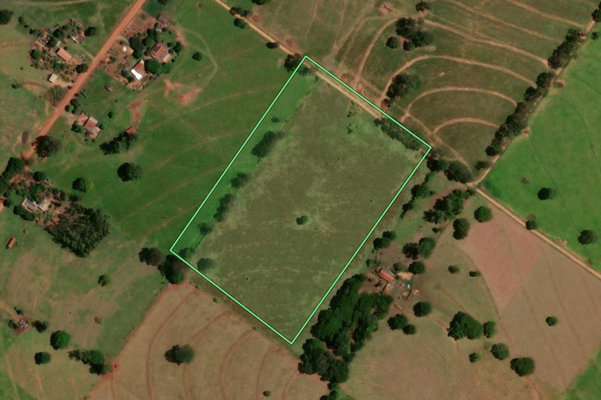 Imagem de satélite do imóvel rural em Tapira (PR), com o contorno declarado no CAR desenhado por cima.