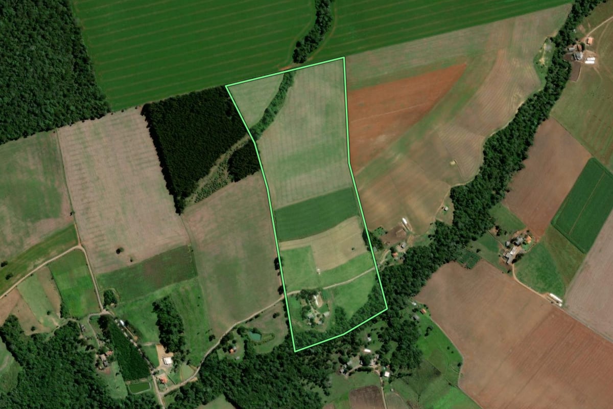 Imagem de satélite do imóvel rural em Teixeira Soares (PR), com o contorno declarado no CAR desenhado por cima.