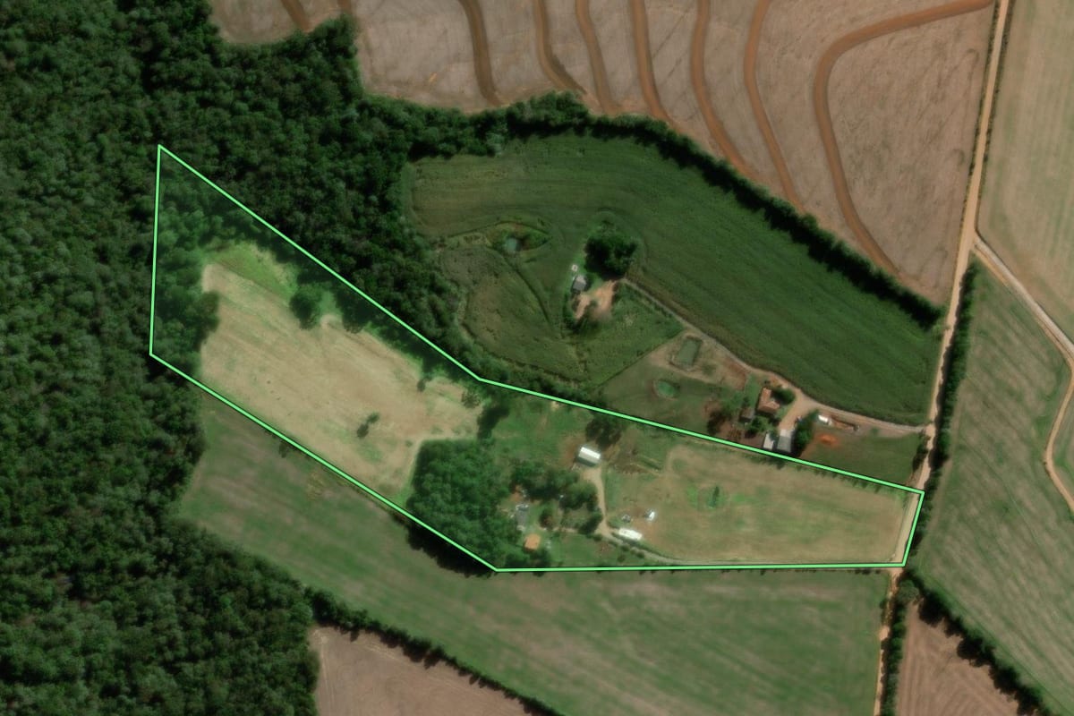 Imagem de satélite do imóvel rural em Teixeira Soares (PR), com o contorno declarado no CAR desenhado por cima.