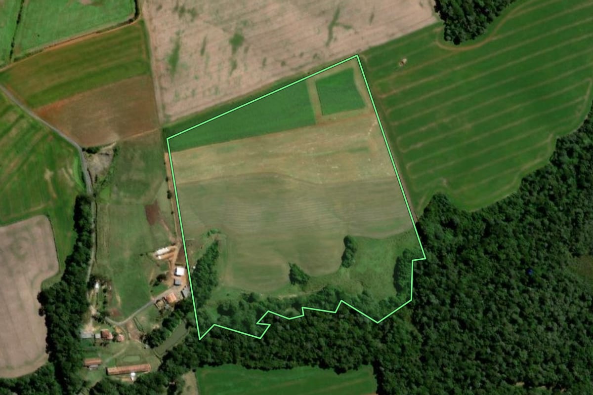 Imagem de satélite do imóvel rural em Teixeira Soares (PR), com o contorno declarado no CAR desenhado por cima.