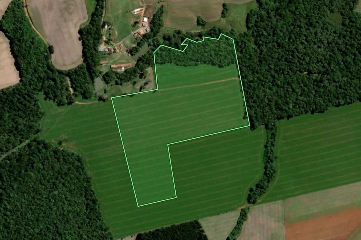 Imagem de satélite do imóvel rural em Teixeira Soares (PR), com o contorno declarado no CAR desenhado por cima.