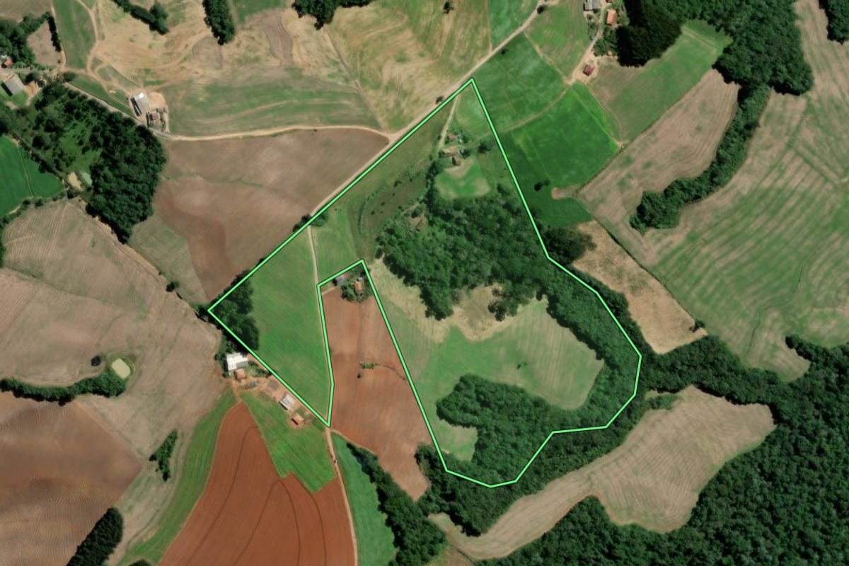 Imagem de satélite do imóvel rural em Teixeira Soares (PR), com o contorno declarado no CAR desenhado por cima.