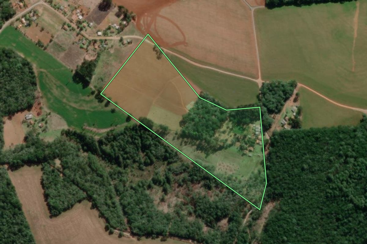 Imagem de satélite do imóvel rural em Teixeira Soares (PR), com o contorno declarado no CAR desenhado por cima.