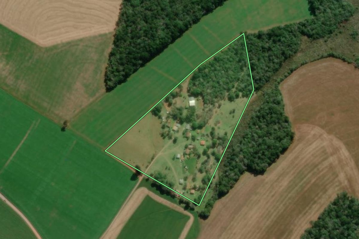 Imagem de satélite do imóvel rural em Teixeira Soares (PR), com o contorno declarado no CAR desenhado por cima.