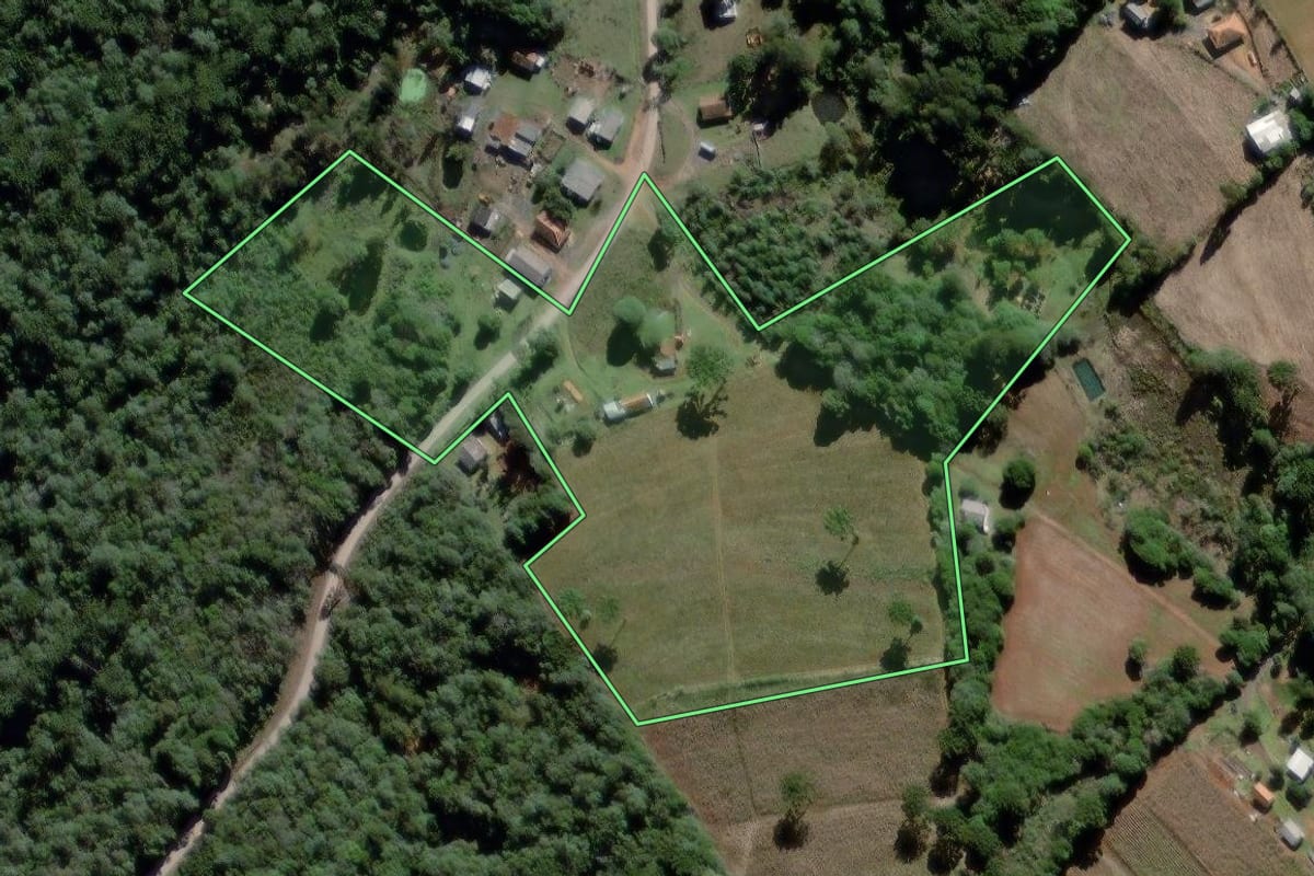 Imagem de satélite do imóvel rural em Teixeira Soares (PR), com o contorno declarado no CAR desenhado por cima.