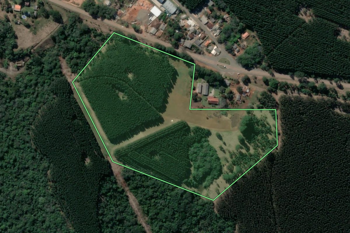 Imagem de satélite do imóvel rural em Imbaú (PR), com o contorno declarado no CAR desenhado por cima.