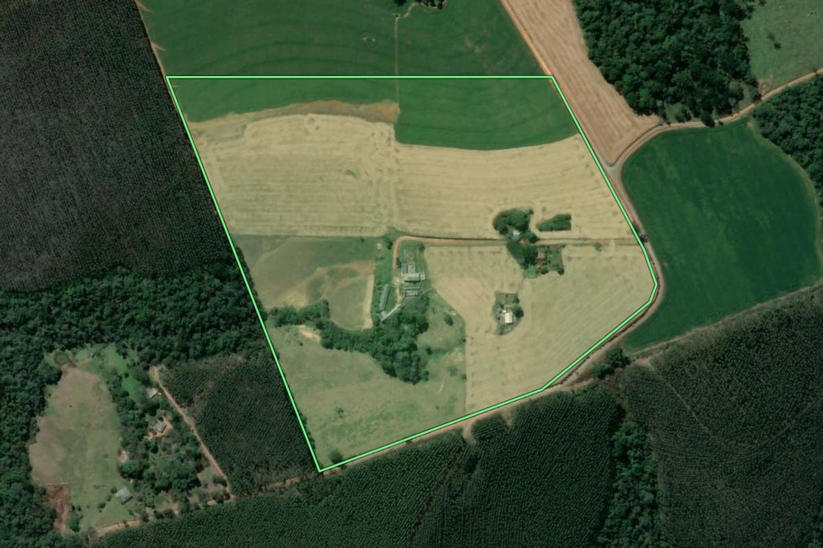 Imagem de satélite do imóvel rural em Telêmaco Borba (PR), com o contorno declarado no CAR desenhado por cima.