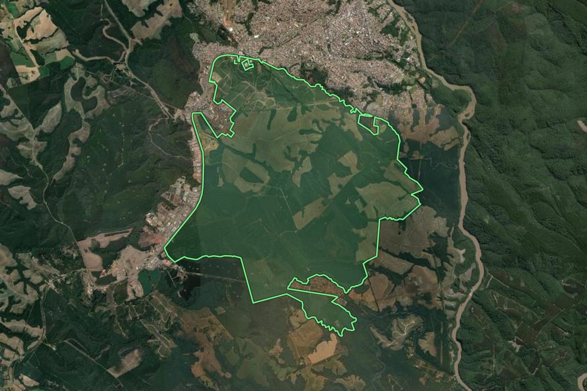 Imagem de satélite do imóvel rural em Telêmaco Borba (PR), com o contorno declarado no CAR desenhado por cima.