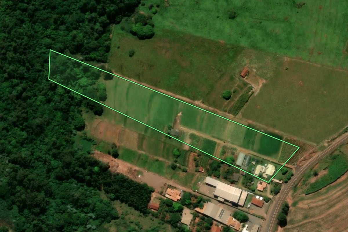 Imagem de satélite do imóvel rural em Terra Boa (PR), com o contorno declarado no CAR desenhado por cima.