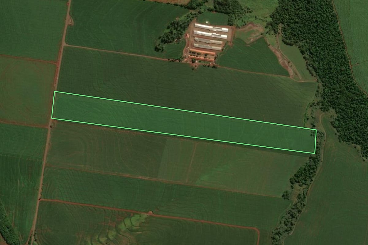 Imagem de satélite do imóvel rural em Terra Boa (PR), com o contorno declarado no CAR desenhado por cima.