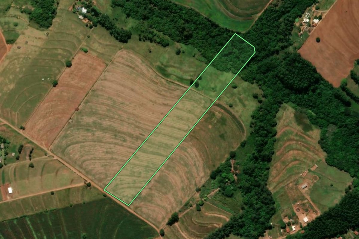 Imagem de satélite do imóvel rural em Terra Boa (PR), com o contorno declarado no CAR desenhado por cima.