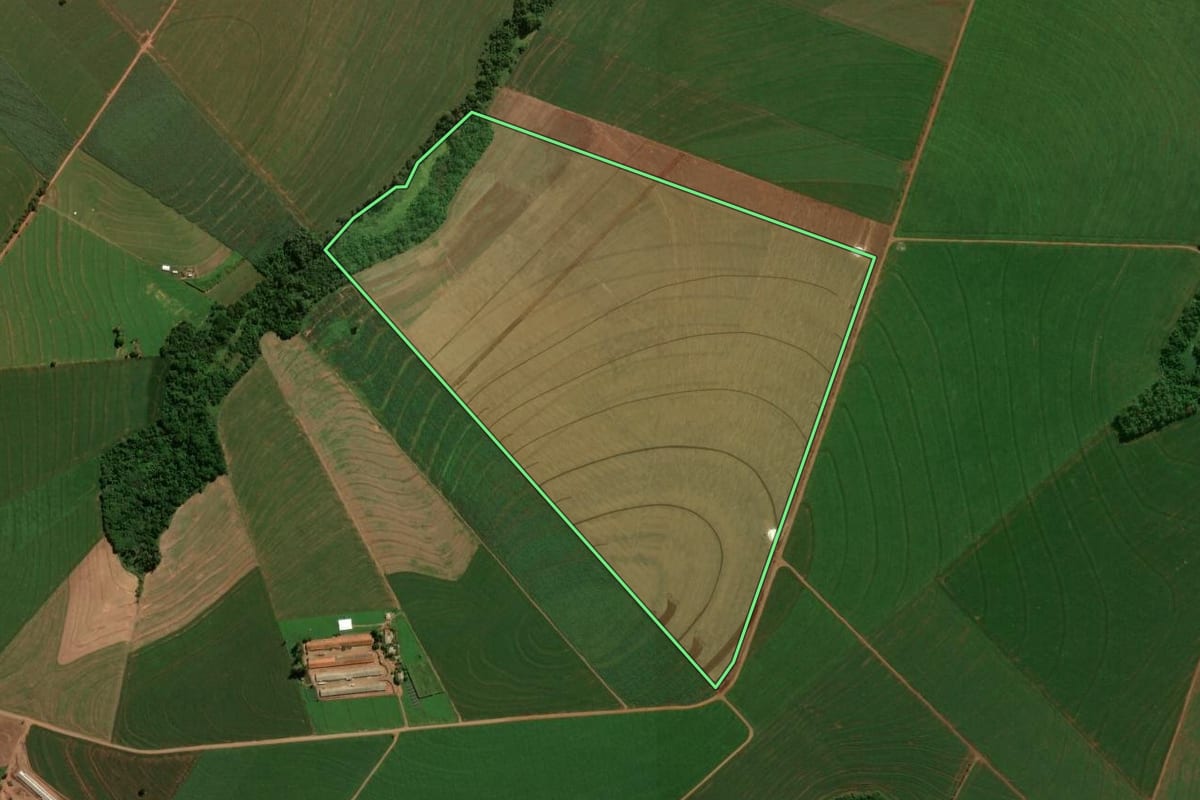 Imagem de satélite do imóvel rural em Terra Boa (PR), com o contorno declarado no CAR desenhado por cima.