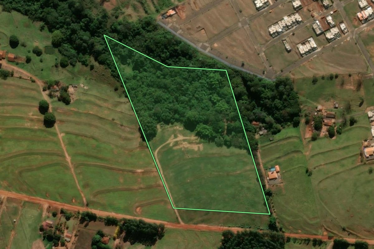 Imagem de satélite do imóvel rural em Terra Boa (PR), com o contorno declarado no CAR desenhado por cima.