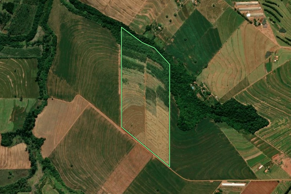 Imagem de satélite do imóvel rural em Terra Boa (PR), com o contorno declarado no CAR desenhado por cima.
