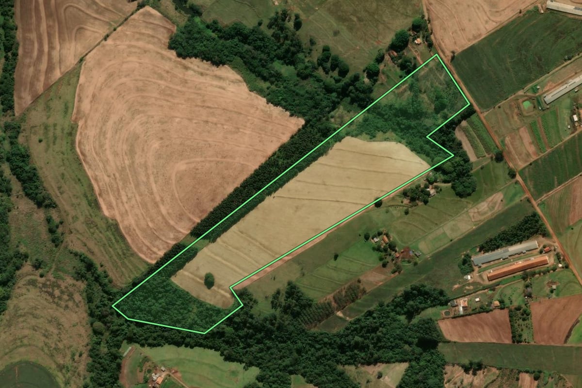 Imagem de satélite do imóvel rural em Terra Boa (PR), com o contorno declarado no CAR desenhado por cima.