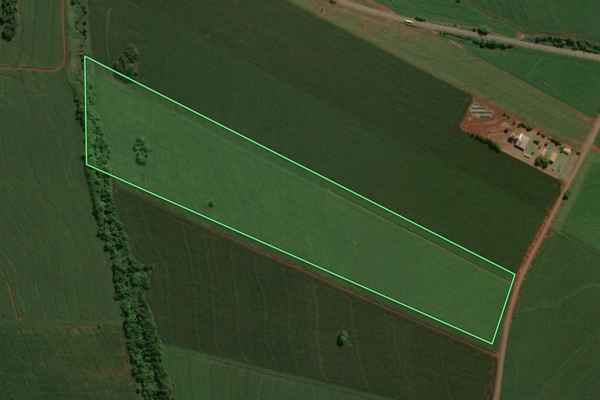 Imagem de satélite do imóvel rural em Terra Boa (PR), com o contorno declarado no CAR desenhado por cima.
