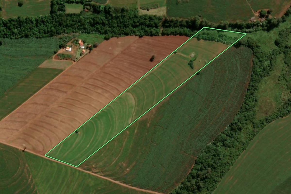 Imagem de satélite do imóvel rural em Terra Boa (PR), com o contorno declarado no CAR desenhado por cima.