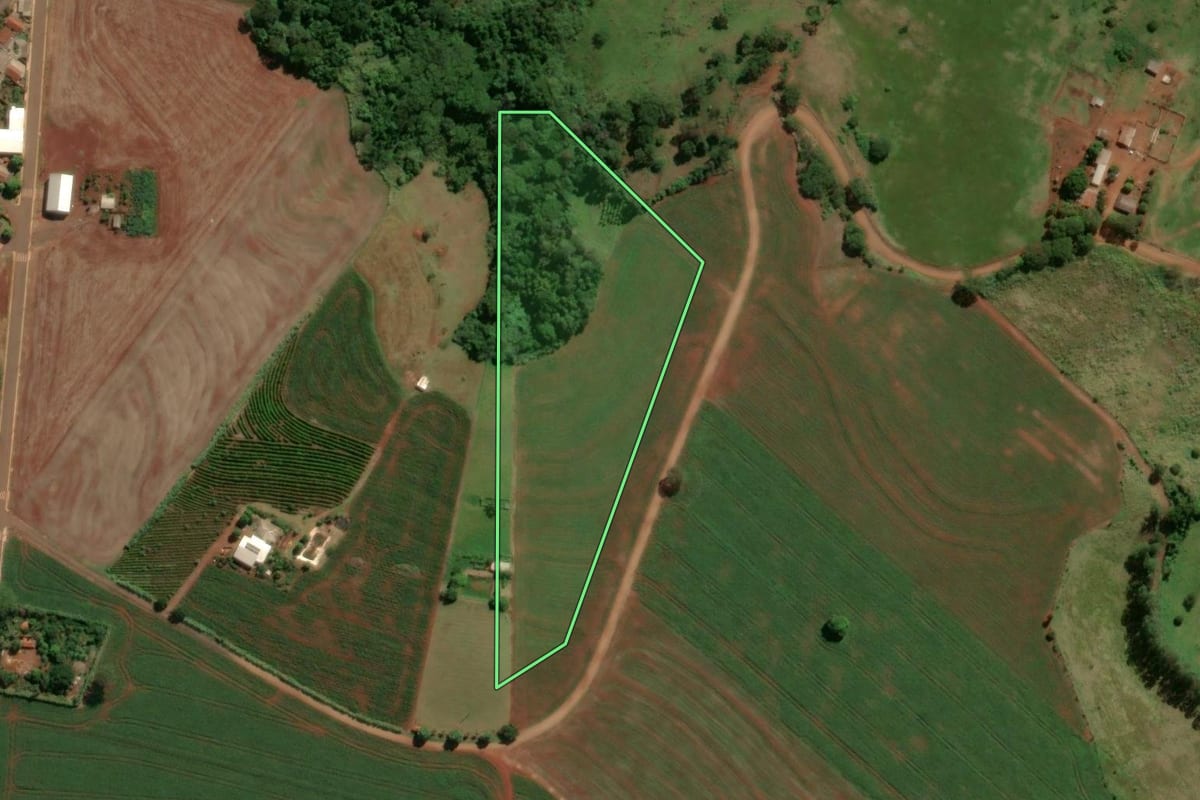 Imagem de satélite do imóvel rural em Terra Boa (PR), com o contorno declarado no CAR desenhado por cima.
