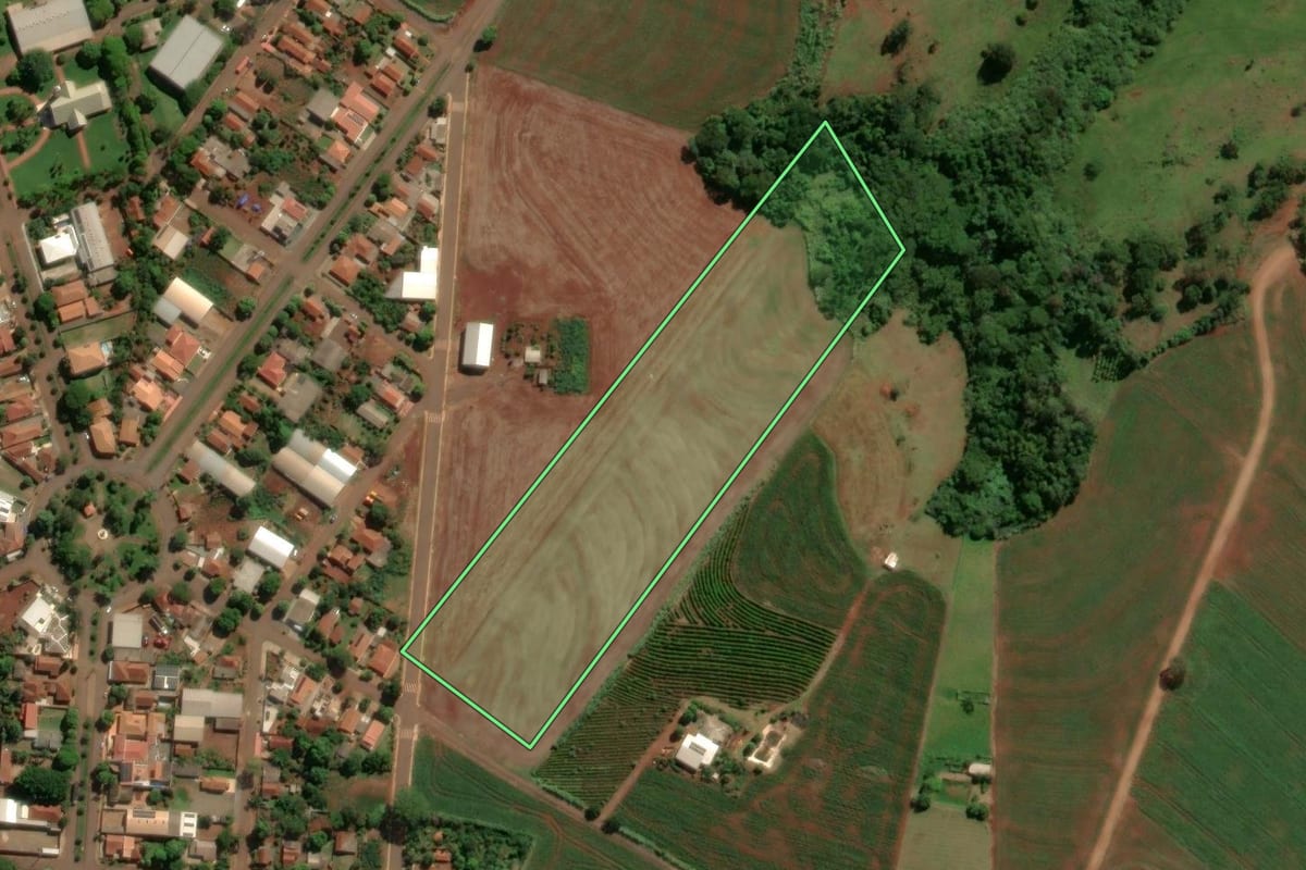 Imagem de satélite do imóvel rural em Terra Boa (PR), com o contorno declarado no CAR desenhado por cima.