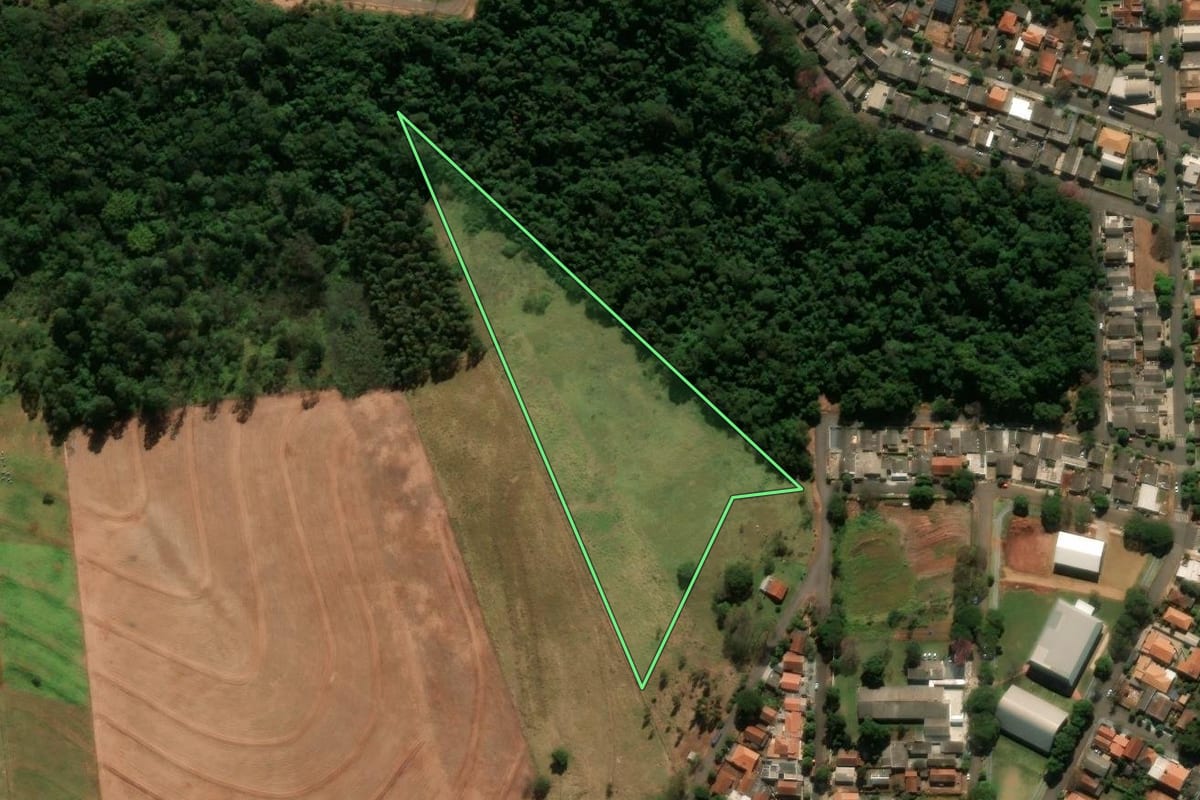 Imagem de satélite do imóvel rural em Terra Boa (PR), com o contorno declarado no CAR desenhado por cima.