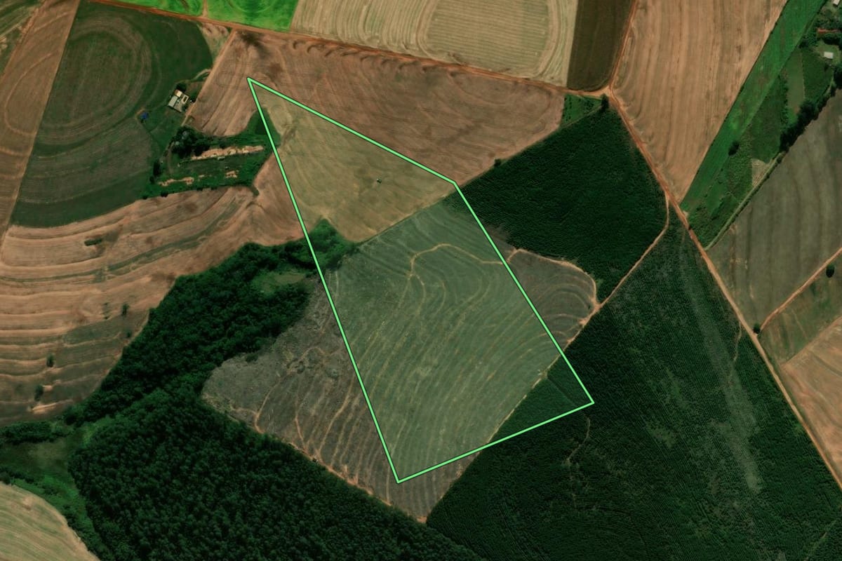Imagem de satélite do imóvel rural em Terra Boa (PR), com o contorno declarado no CAR desenhado por cima.