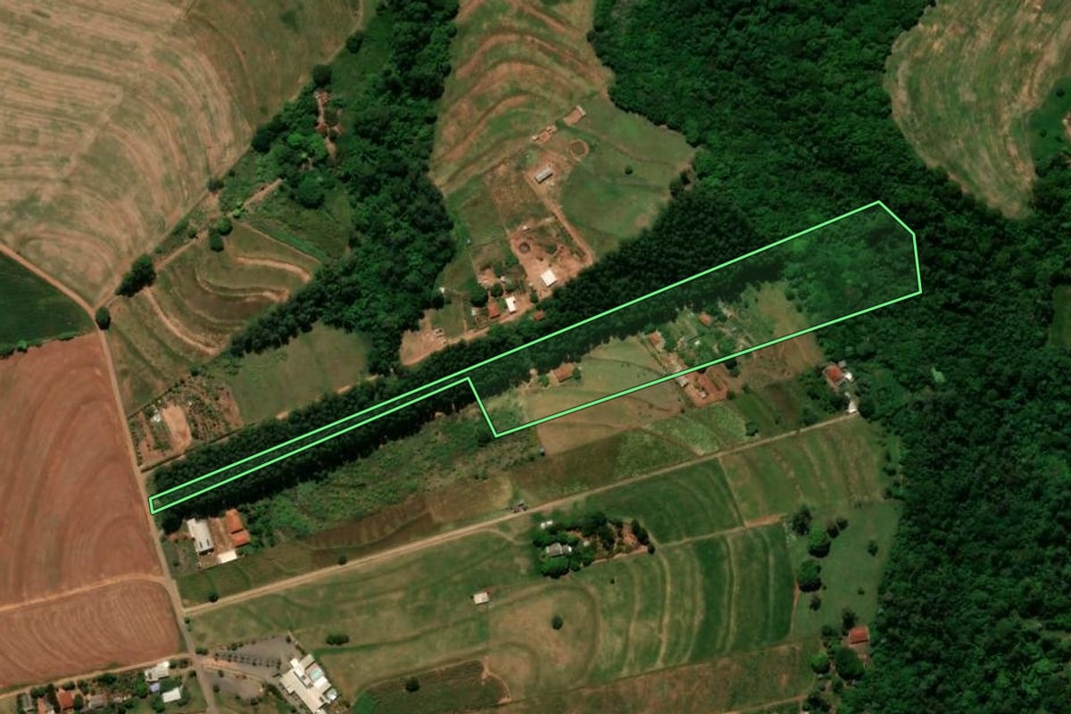 Imagem de satélite do imóvel rural em Terra Boa (PR), com o contorno declarado no CAR desenhado por cima.