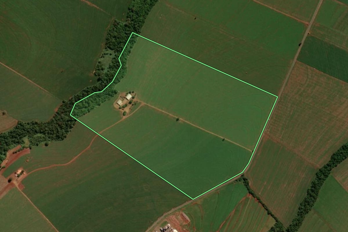Imagem de satélite do imóvel rural em Terra Boa (PR), com o contorno declarado no CAR desenhado por cima.