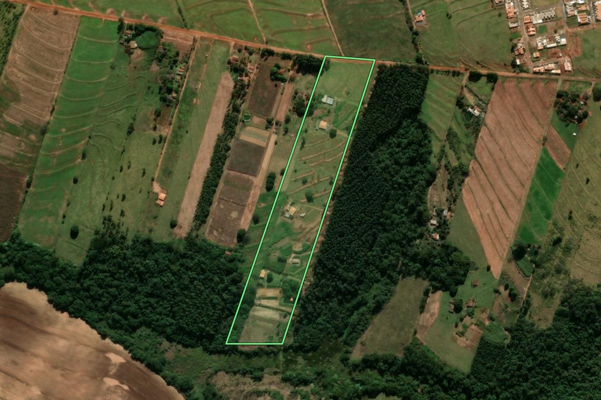 Imagem de satélite do imóvel rural em Terra Boa (PR), com o contorno declarado no CAR desenhado por cima.