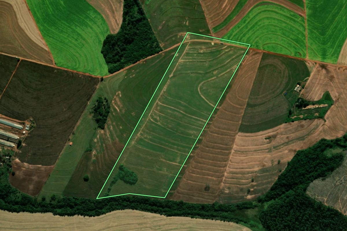 Imagem de satélite do imóvel rural em Terra Boa (PR), com o contorno declarado no CAR desenhado por cima.