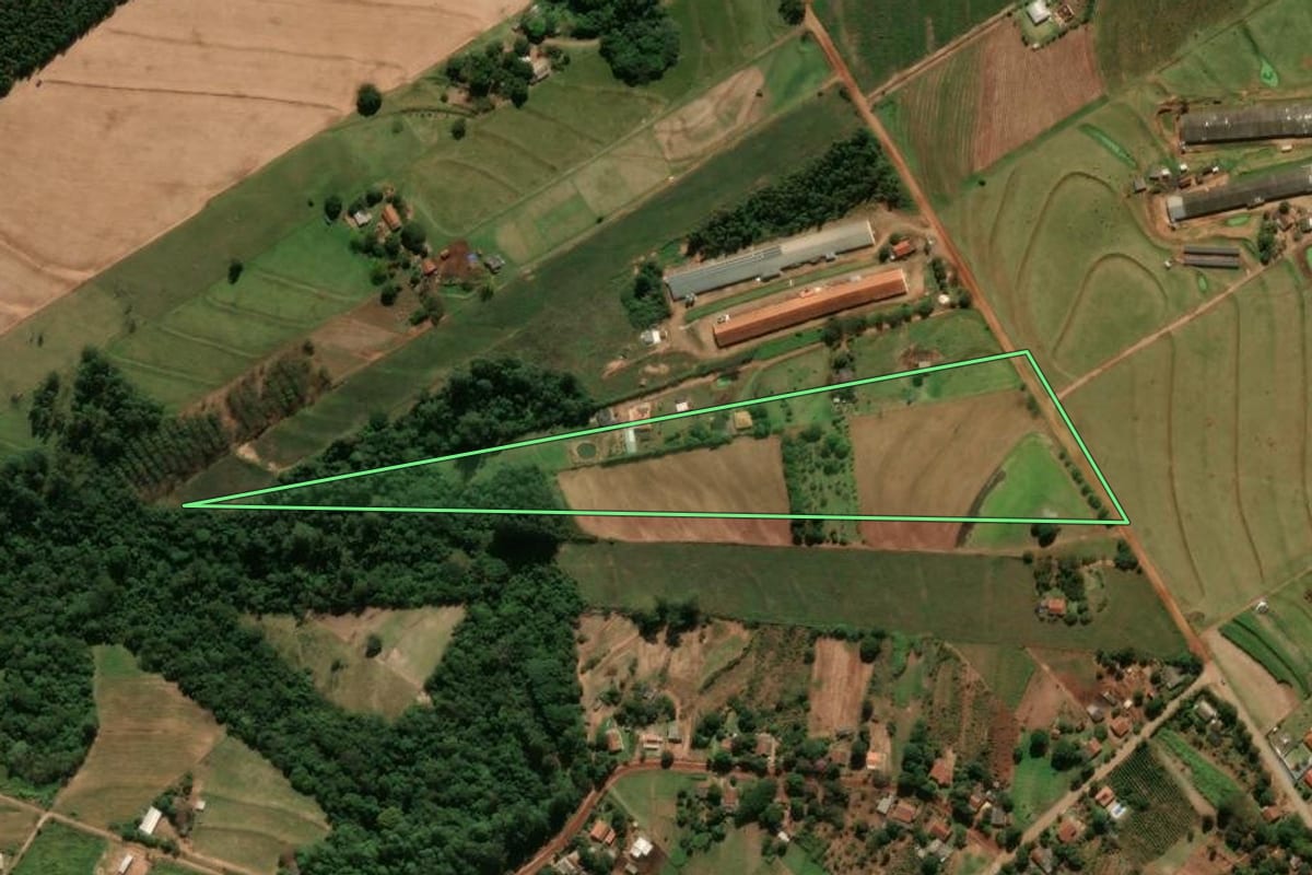 Imagem de satélite do imóvel rural em Terra Boa (PR), com o contorno declarado no CAR desenhado por cima.