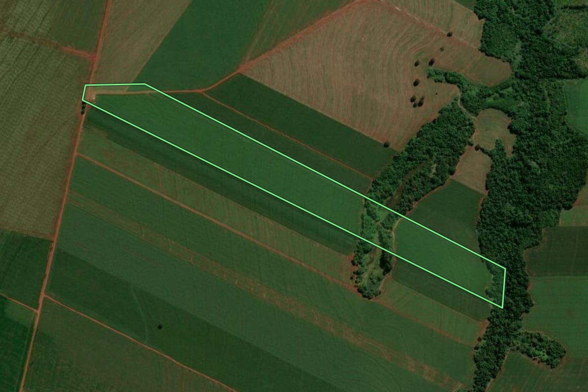 Imagem de satélite do imóvel rural em Terra Boa (PR), com o contorno declarado no CAR desenhado por cima.