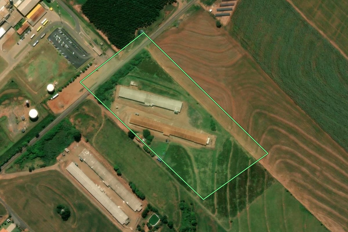 Imagem de satélite do imóvel rural em Terra Boa (PR), com o contorno declarado no CAR desenhado por cima.