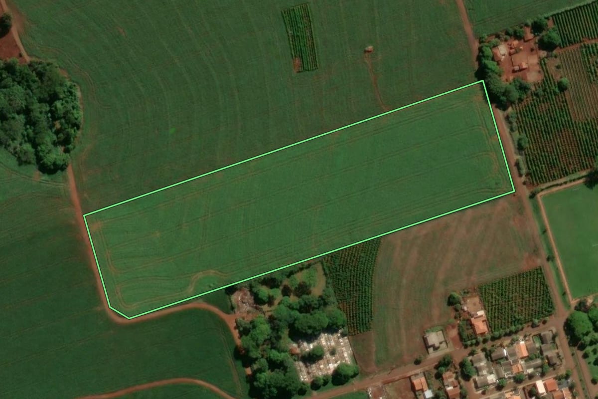 Imagem de satélite do imóvel rural em Terra Boa (PR), com o contorno declarado no CAR desenhado por cima.