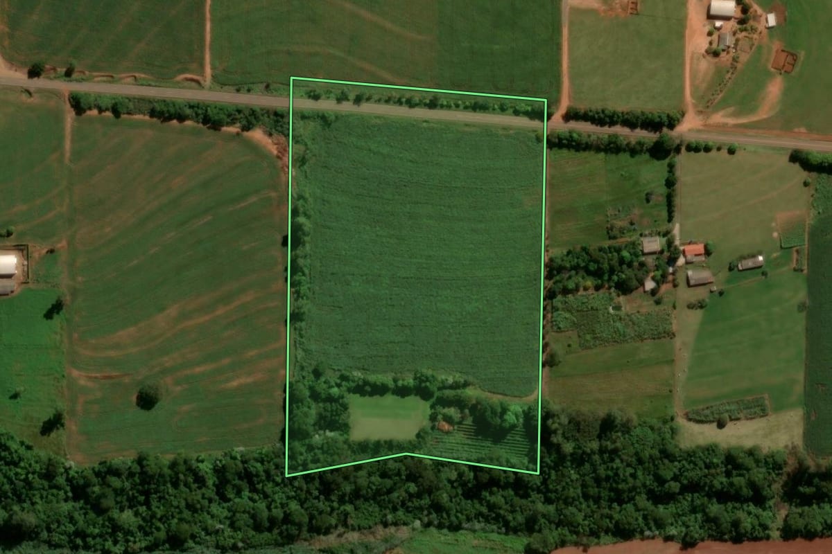 Imagem de satélite do imóvel rural em Terra Boa (PR), com o contorno declarado no CAR desenhado por cima.