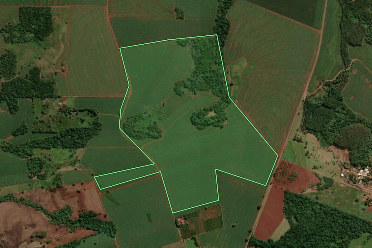 Imagem de satélite do imóvel rural em Terra Boa (PR), com o contorno declarado no CAR desenhado por cima.