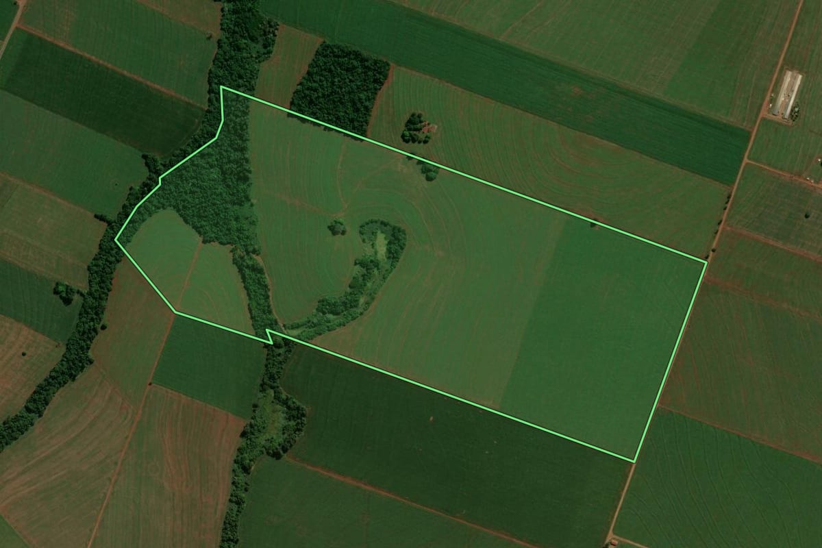 Imagem de satélite do imóvel rural em Terra Boa (PR), com o contorno declarado no CAR desenhado por cima.